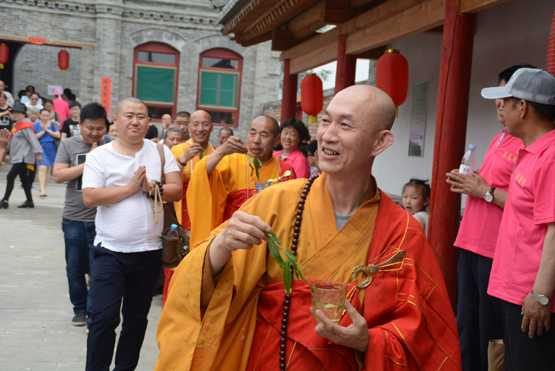 太原晉源北街關帝廟舉行祈福法會，現(xiàn)日暈天象