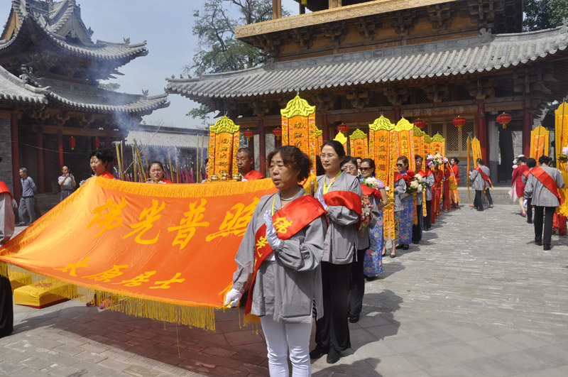 太原晉源北街關帝廟舉行祈福法會，現(xiàn)日暈天象