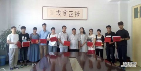 安陽民建會(huì)員秦憲法向市正一中學(xué)貧困生捐助