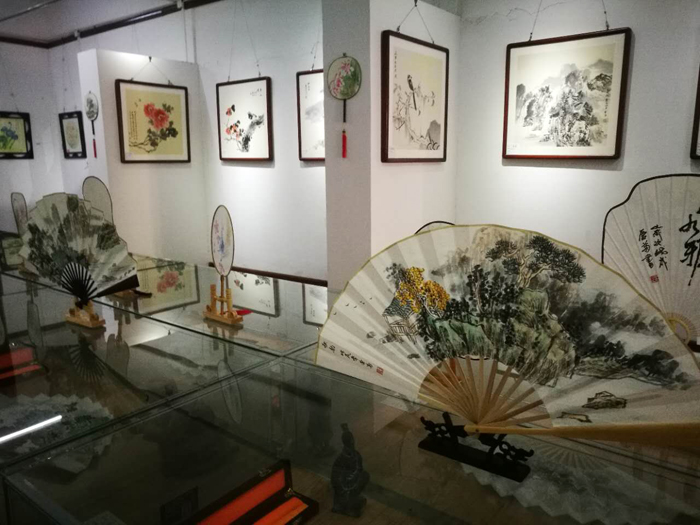 慶中秋. 迎國(guó)慶、李愛(ài)菊師生國(guó)畫(huà)作品展