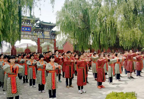 “釋放壓力 行走青春”安陽市飛翔學(xué)校遠足活動紀實