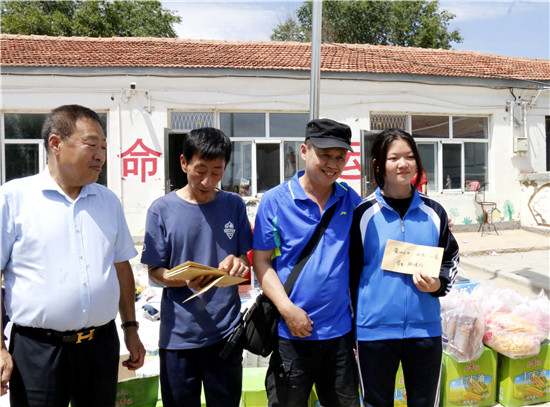 北京愛心人士走進(jìn)察右中旗宏盤鄉(xiāng)中心校捐資助學(xué)獻(xiàn)愛心