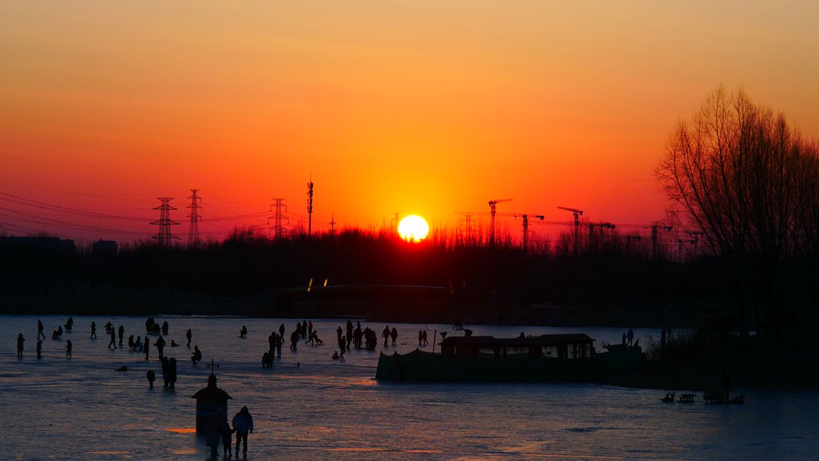 笑琰（靳新國）攝影作品——夕陽里的冰上樂趣