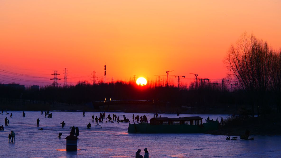 笑琰（靳新國）攝影作品——夕陽里的冰上樂趣