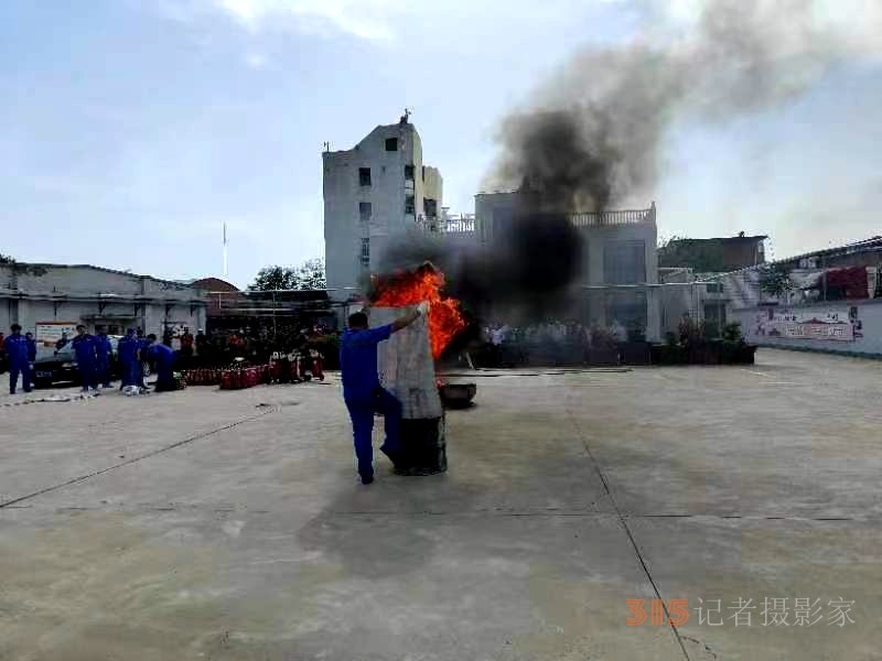 中石化安陽(yáng)石油組織應(yīng)急消防滅火演練