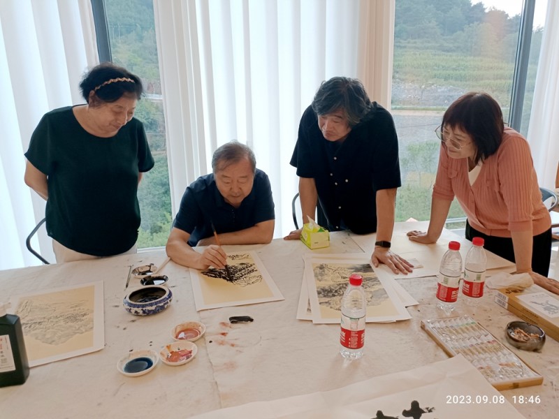 中華靳氏部分書畫名家南太行寫生創(chuàng)作暨第四屆藝術(shù)研討會在王莽嶺三寶山莊舉行