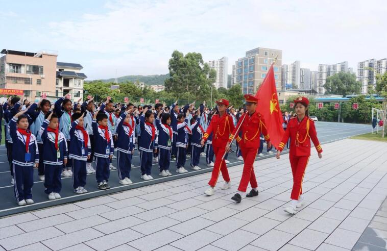 柴時鐘：整合校本資源 踐行大德育觀 創(chuàng)建和美校園